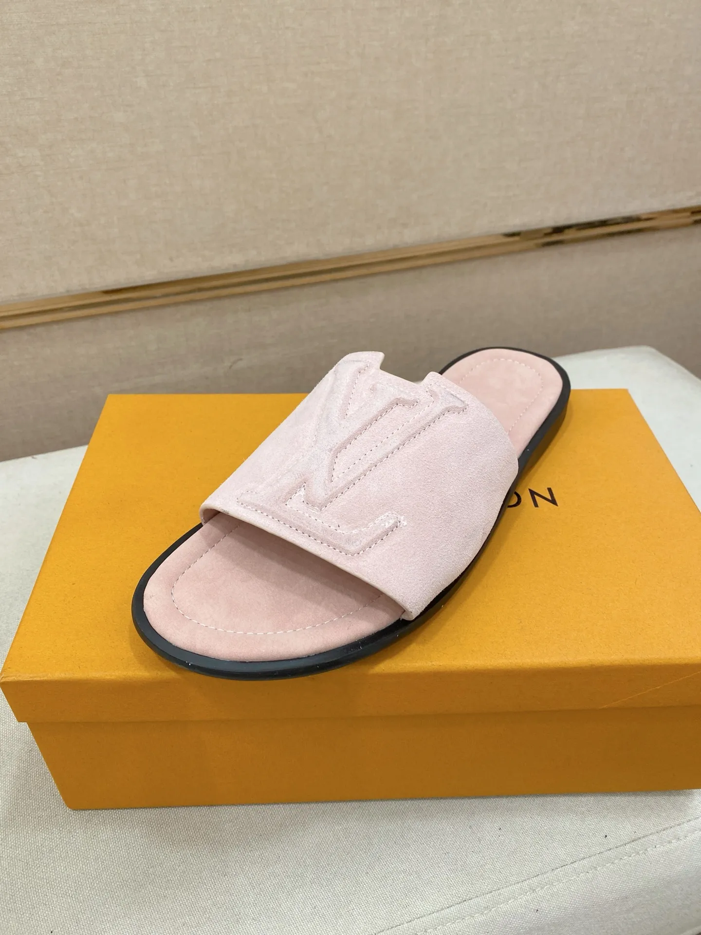 Men's shoes 💰: 340💰Made by LV🔍Top purchasing agents. Men's spring and summer slippers are available at the same counter. The uppers are imported cowhide from Italy, with logo graphics and high-quality craftsmanship. Soles: original soles specially provided by the original factory. Exclusive movable molded soles are super comfortable. Original goods follow orders. 🔍🔍High quality. You can enter and exit the counter at will. Welcome to compare. Size 38-44. Can be customized45